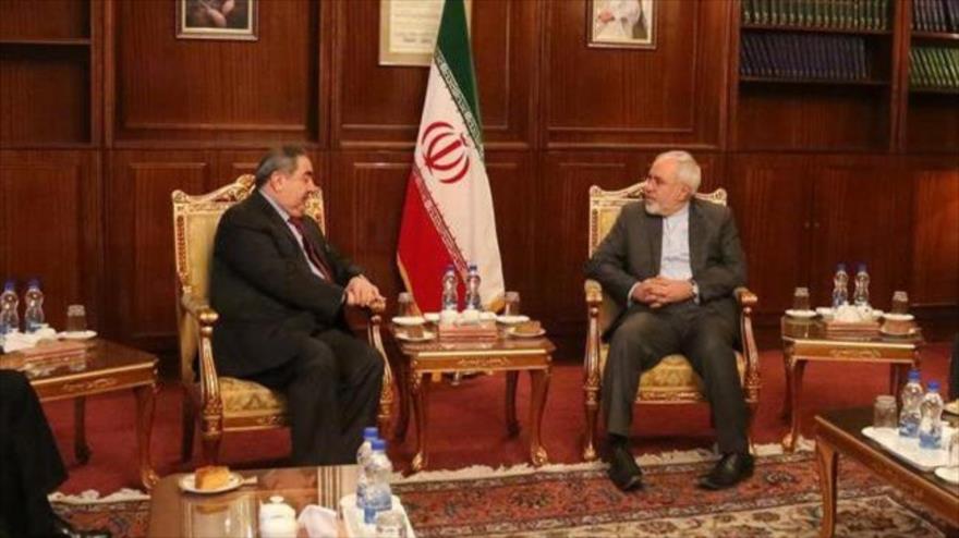 El ministro de Asuntos Exteriores de Irán, Mohamad Yavad Zarif (derecha), y el ministro de Finanzas de Irak, Hoshyar Zebari, en una reunión en Teherán, capital iraní. 6 de septiembre de 2015