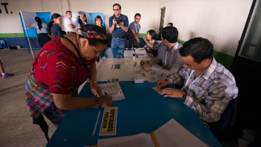 La premio de Nobel de Paz, Rigoberta Menchú, acude a un centro electoral.