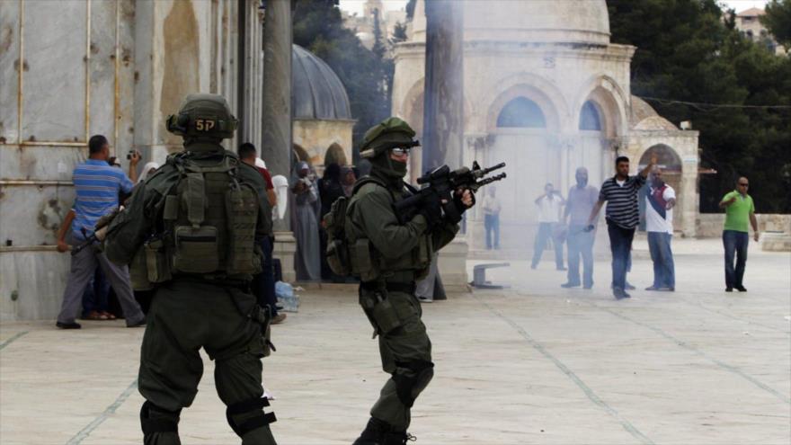 Soldados israelíes irrumpen en la Mezquita de Al-Aqsa.