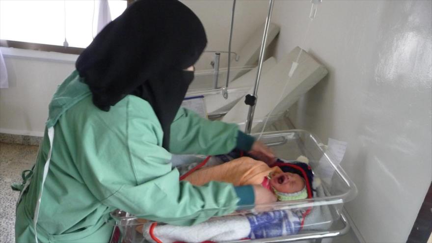 Enfermera yemení atiende a un bebé recién nacido en un hospital de Saná, la capital.