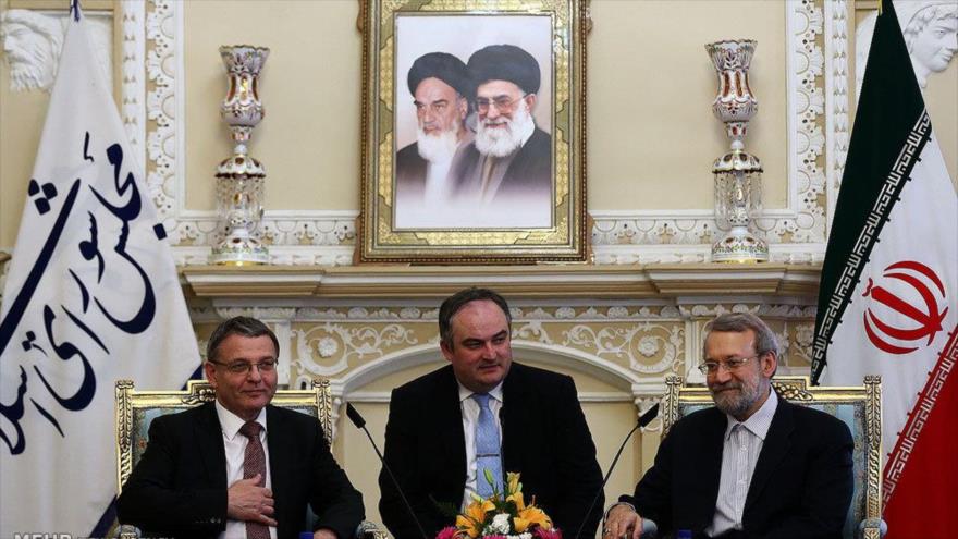 El presidente de la Asamblea Consultiva Islámica de Irán (Mayles), Ali Lariyani (dcha), reunido con el ministro checo de Asuntos Exteriores, Lubomír Zaorálek, en Teherán, capital persa. 6 de septiembre de 2015