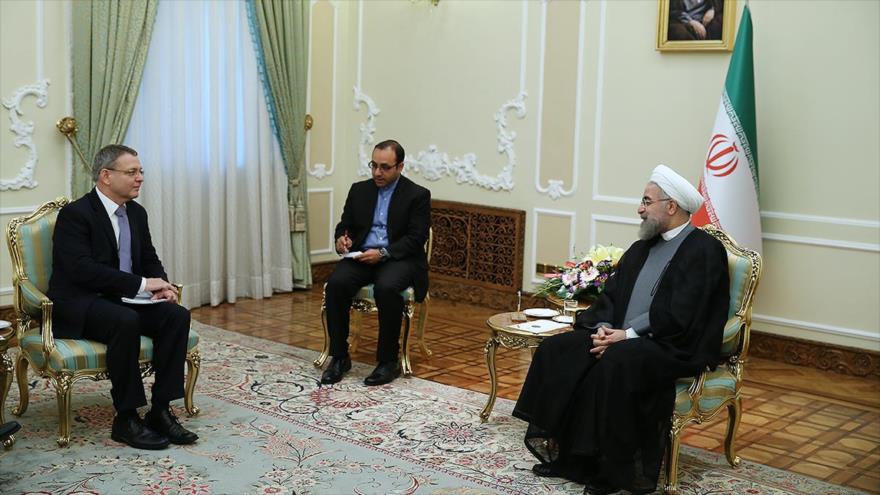 El presidente de Irán, Hasan Rohani, y el canciller checo, Lubomír Zaorálek, durante una reunión en Teherán, capital iraní, 7 de septiembre de 2015.
