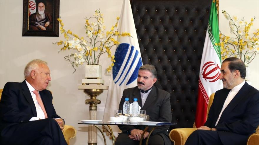 El asesor del Líder de la Revolución Islámica de Irán para Asuntos Internacionales, Ali Akbar Velayati, y el canciller español, José Manuel García-Margallo, durante una reunión en Teherán, capital iraní, 7 de septiembre de 2015.