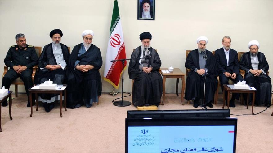 El Líder de la Revolución Islámica de Irán, el ayatolá Seyed Ali Jamenei, se reúne con con el presidente y los miembros del Consejo Superior del Ciberespacio. 7 de septiembre de 2015