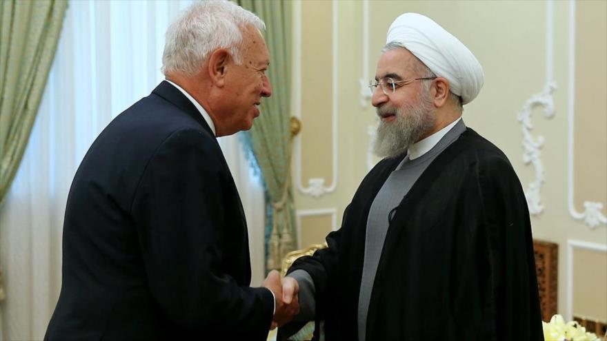 Presidente de Irán, Hasan Rohani (derecha), y el canciller español, José Manuel García-Margallo, en una reunión en Teherán, capital iraní. 7 de septiembre de 2015