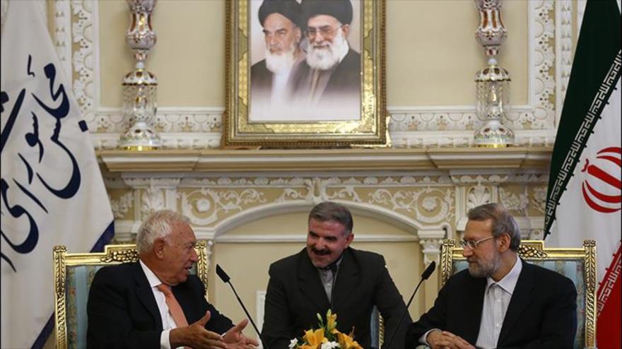El presidente del Parlamento iraní, Ali Lariyani (derecha), durante una reunión con el canciller español, José Manuel García-Margallo, Tehrán (Irán), 7 de septiembre de 2015.
