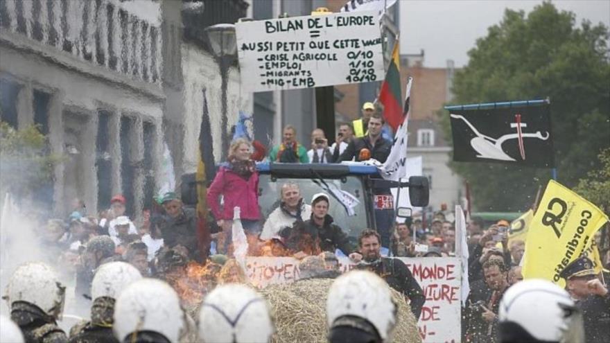 Miles de agricultores y ganadores europeos se han movilizado este lunes en Bruselas, capital de Bélgica, para reivindicar precios justos para sus productos. 7 de septiembre de 2015.