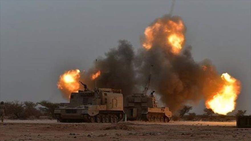Artillería del Ejército yemení lanza fuego contra blancos militares saudíes.