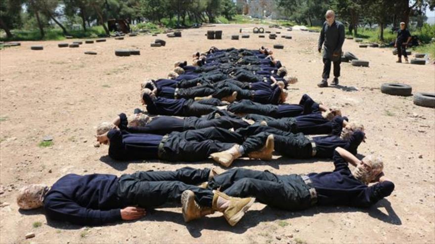 Los opositores armados participan en la sesión de entrenamiento militar en la provincia de Alepo, noroeste de siria. 4 de mayo de 2015
