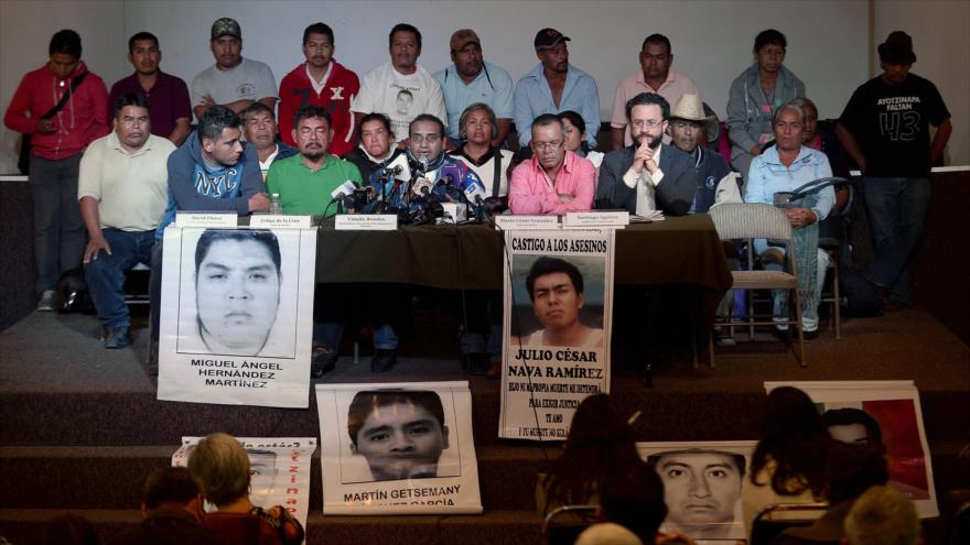 Los padres de los estudiantes desaparecidos entre la noche del 26 y madrugada del 27 de septiembre de 2014 y los miembros de algunos centros de Derechos Humanos de México durante una rueda de prensa.