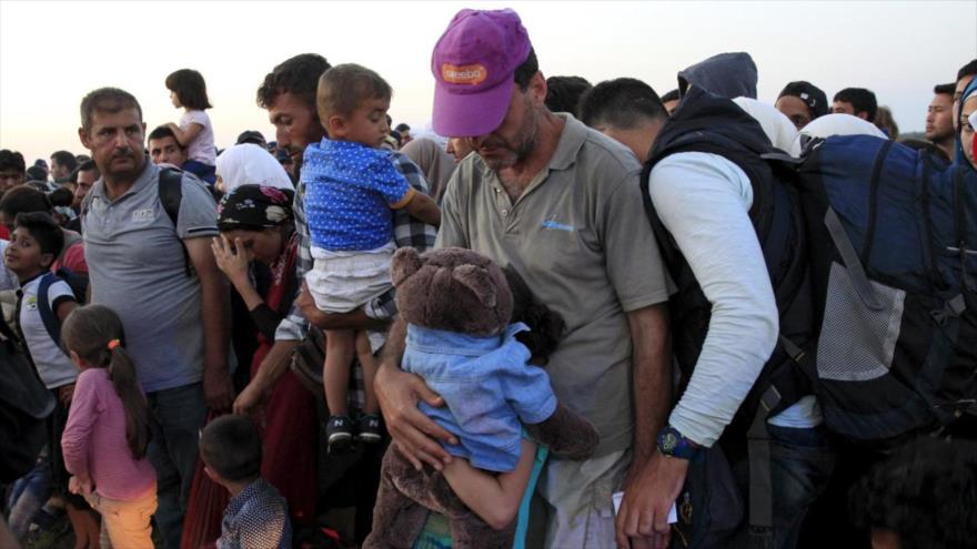 Refugiados sirios tras cruzar la frontera entre Serbia y Hungría cerca de Roszke.