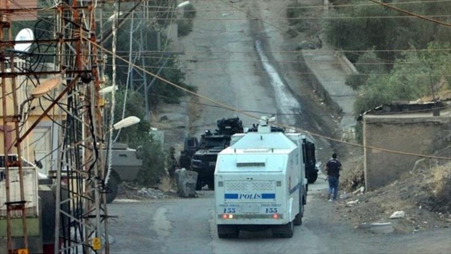 Las fuerzas de seguridad inspeccionan el lugar de un atentado con comba perpetrado por el PKK en Turquía.