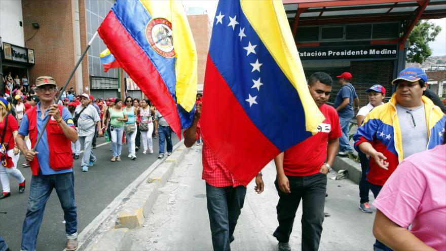Colombianos residentes en Venezuela junto a los venezolanos marchan en apoyo a Maduro y contra el paramilitarismo, 28 agosto del 2015.