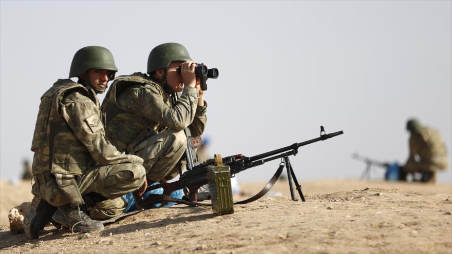 Soldados turcos toman posición cerca de frontera con Siria.