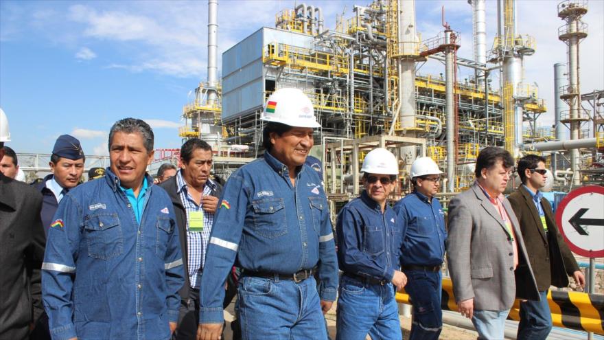 El presidente de Bolivia, Evo Morales, participa en las pruebas iniciales realizadas a la infraestructura en la refinería Gualberto Villarroel, situada en la región de Cochabamba (centro), 13 de septiembre del 2014