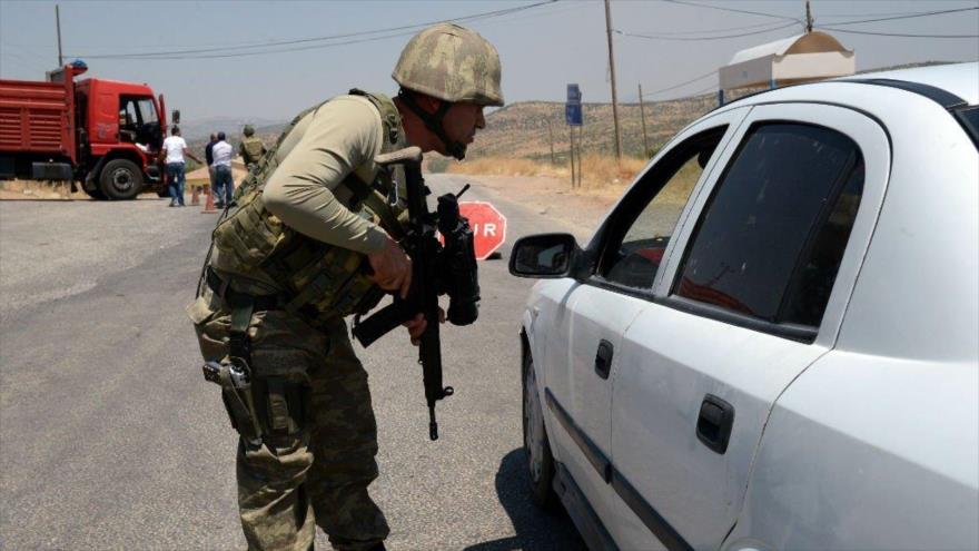 Un soldado turco en un puesto de control en la provincia de Diyarbakir, en el sureste de Turquía.