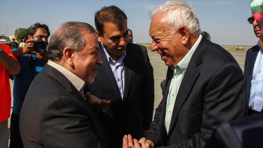 El ministro de Asuntos Exteriores español José Manuel García-Margallo (dcha.) y el gobernador de la provincia de Isfahán, Rasul Zargar Pur (izda.), 8 de septiembre de 2015.