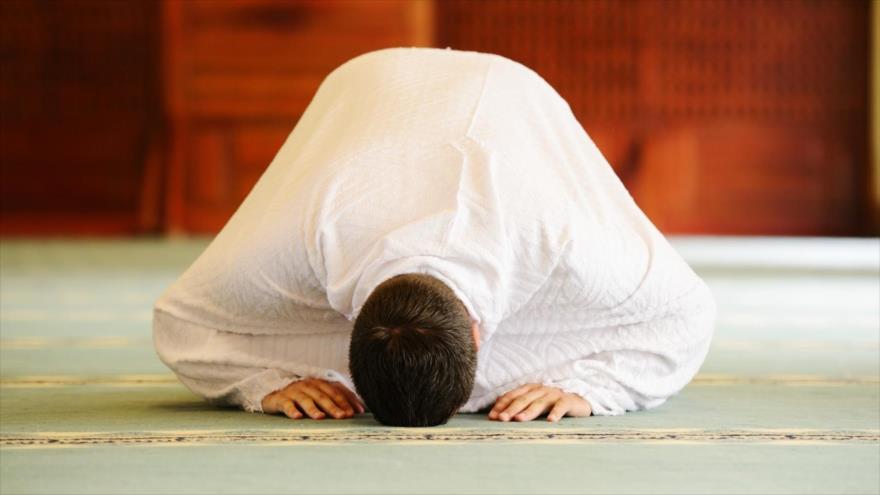 Un musulmán rezando en una mezquita.