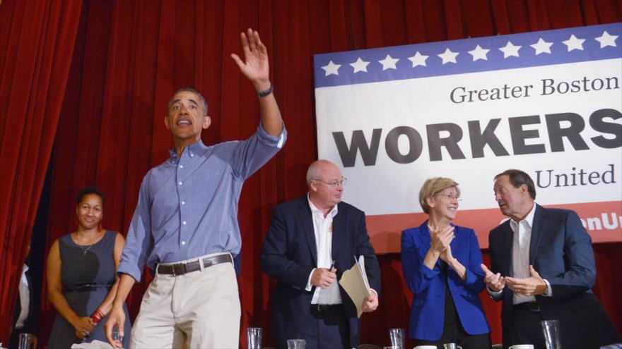 El presidente estadounidense, Barack Obama, saluda a los asistentes a un desayuno organizado por el sindicato Consejo Laboral del Gran Boston en la capital del estado de Massachusetts (noreste), 7 de septiembre de 2015.