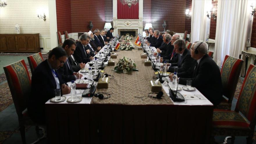 La reunión de altas delegaciones de Irán y Austria, encabezadas por el presidente iraní, Hasan Rohani, y su homólogo austriaco, Heinz Fischer, en Teherán (capial iraní), 8 de septiembre de 2015