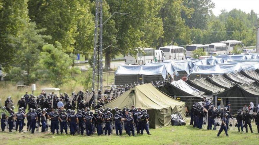 Agentes de policía húngaros permanecen en guardia en un centro de inmigrantes cerca de la frontera entre Hungría y Serbia, en Röszke, Hungría. 4 de septiembre de 2015.