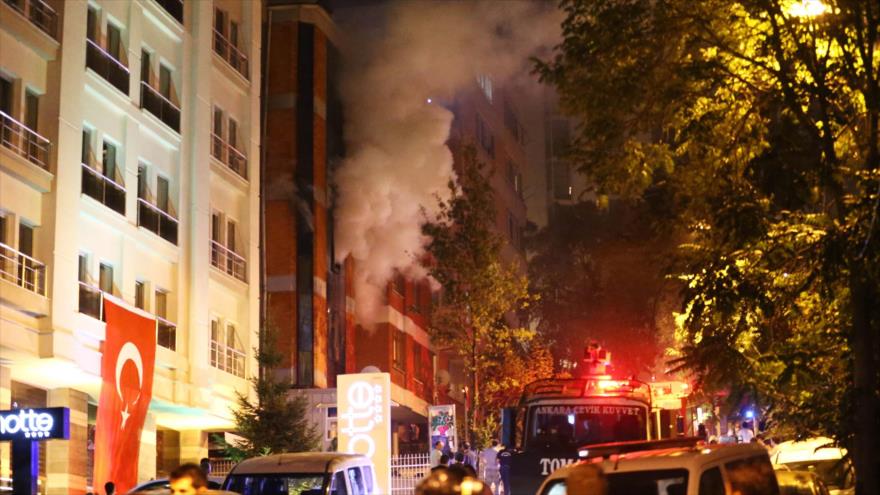 Humos que salen por las ventanas de la sede incendiada del prokurdo Partido Democrático del Pueblo, Ankara (Turquía), 8 de septiembre de 2015.