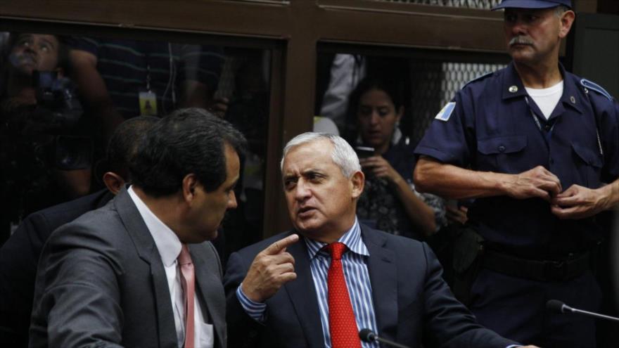 El expresidente de Guatemala, Otto Pérez Molina (centro), dialoga con su abogado, César Calderón (izda.), en la Corte, a la que concurrió para enfrentar cargos de corrupción.