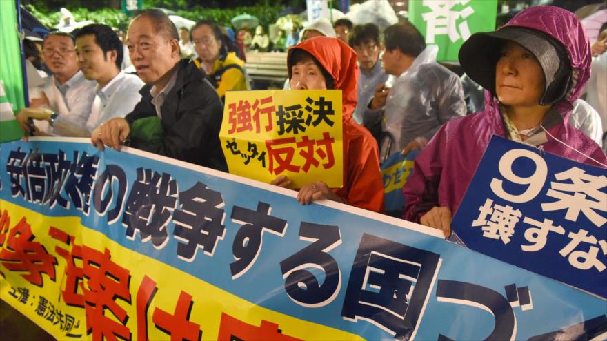 Miles de ciudadanos protestan contra polémica modificación de las leyes de seguridad nacional en Tokio, capital de Japón. 9 de septiembre de 2015