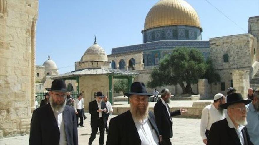 Rabinos israelíes en el recinto de la Mezquita Al-Aqsa, en Al-Quds (Jerusalén).