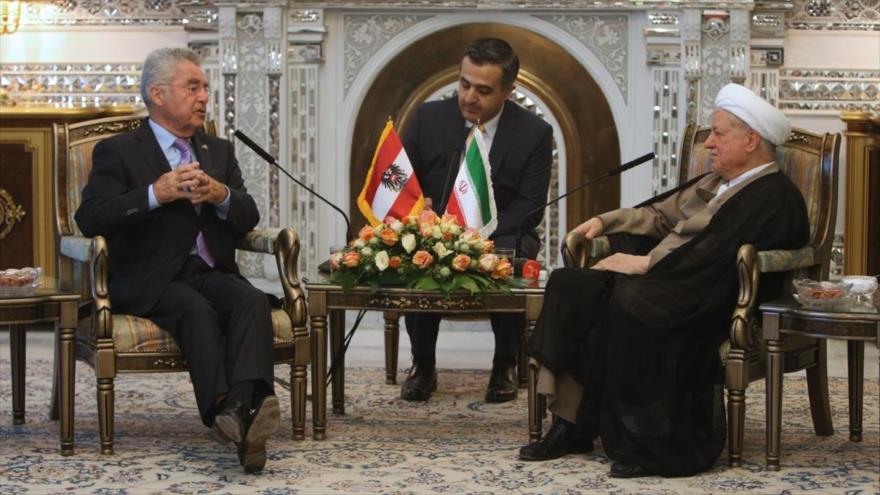 El presidente del Consejo del Discernimiento del Sistema de la República Islámica de Irán, Ali Akbar Hashemi Rafsanyani (dcha.), se reúne con el presidente de Austria, Heinz Fischer, en Teherán, capital iraní. 9 de septiembre de 2015.