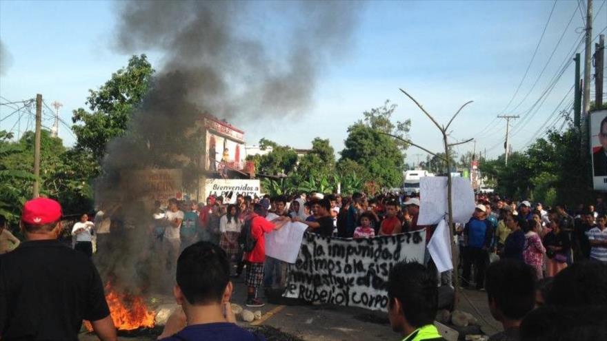 Protestas en San Cristóbal Acasaguastlán, Guatemala, donde incendiaron un vehículo policial, 8 de septiembre de 2015.