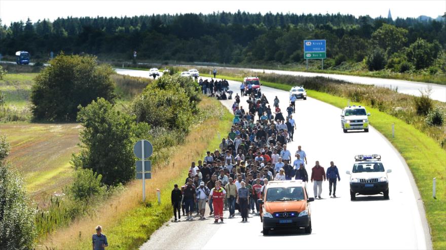 Refugiados en la autopista E45 de Padborg, en la frontera danés-alemán intentan llegar a Alemania para luego ir a Suecia, 9 de septiembre de 2015.