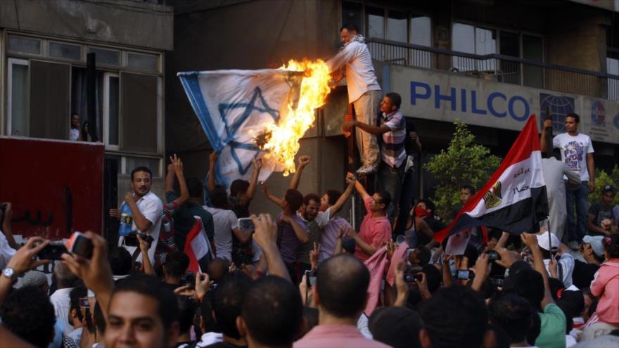 Manifestantes egipcios queman una bandera de Israel frente a la embajada israelí, durante la protesta realizada en El Cairo, capital. 9 de septiembre de 2011.