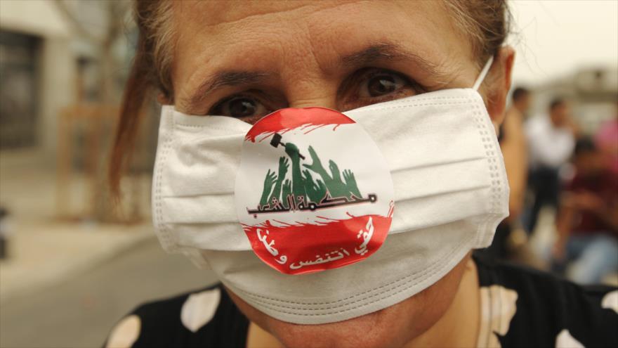 Una activista libanesa lleva una máscara durante una protesta por la llamada crisis de la basura, en la plaza de los Mártires, en Beirut, la capital de El Líbano.9 de septiembre de 2015.