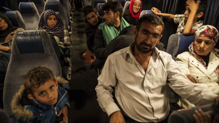 Una familia inmigrante siria en un autobús rumbo a Belgrado, capital de Serbia. 9 de septiembre de 2015