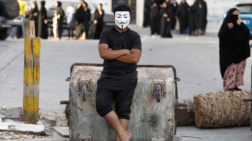 Un manifestante bareiní durante las marchas antigubernamentales en el barrio Maqusha, oeste de la capitalina ciudad de Manama.