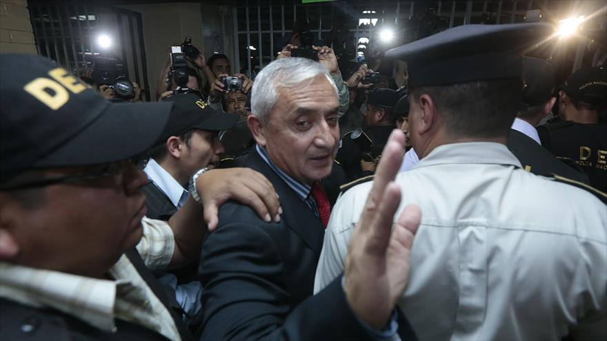 El expresidente guatemalteco, Otto Pérez Molinas, sale de un tribunal y se dirige hacia la prisión Matamoros.