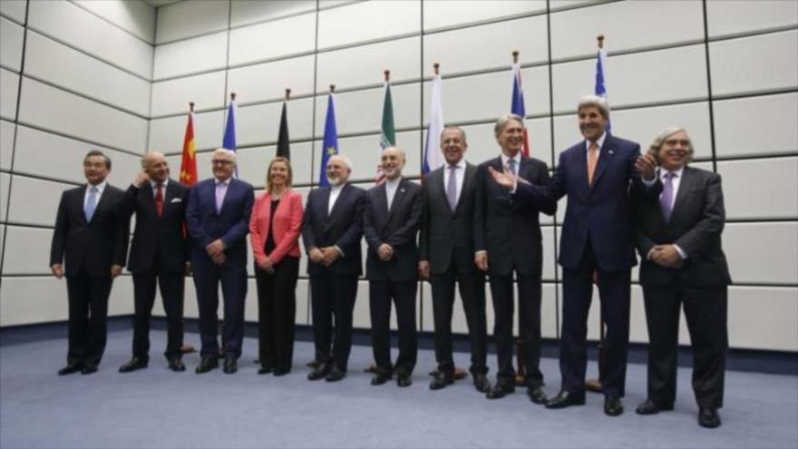 Altos negociadores de Irán y el G5+1 posan para las fotos, tras la conclusión de los diálogos nucleares en Viena, Austria. 14 de julio de 2015.