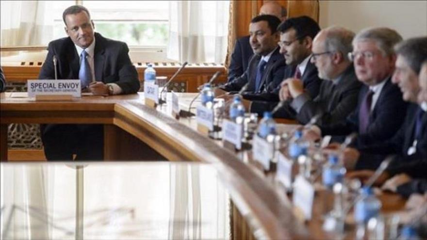 El enviado especial de la ONU para Yemen, Ismail Ould Cheij Ahmad (izda), durante los diálogos de paz en junio de 2015.