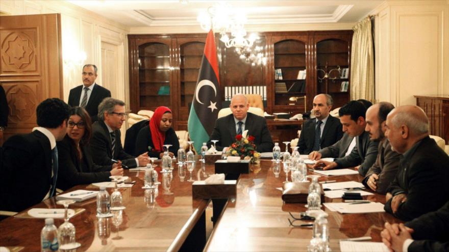 El enviado especial de la ONU a Libia, Bernardino León (3º izqda), atiende una reunión con los miembros del Congreso General Nacional libio en Tripóli, marzo del 2015.