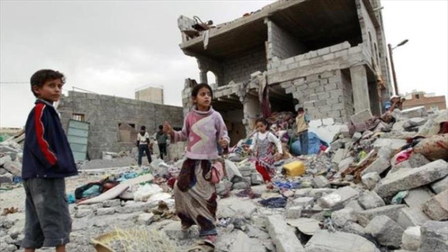 Niños yemeníes en medio de los destrozos causados por los bombardeos de la coalición liderada por Arabia Saudí. 