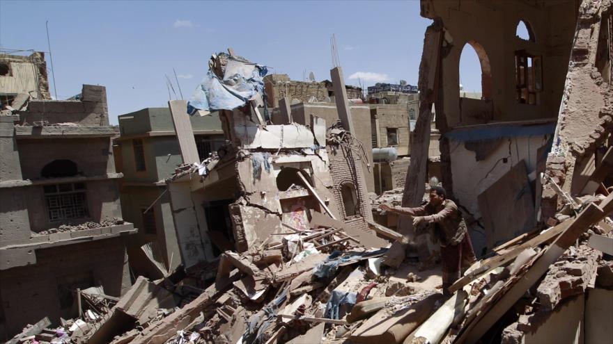 Un hombre entre las ruinas de su casa destruida en ataques aéreos saudíes contra la ciudad capitalina de Saná, 10 de septiembre de 2015.