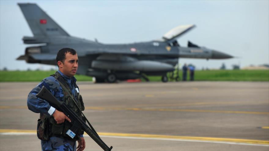 Un miembro de las Fuerzas Aéreas turcas junto a un F-16 en la base aérea Incirlik.