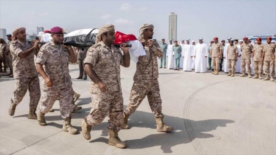 Soldados emiratíes llevan el cuerpo de uno de sus compañeros muertos en un ataque de fuerzas yemeníes en Marib (centro de Yemen).