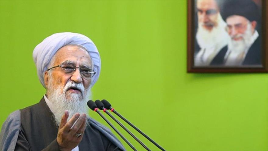 El Imam del rezo del viernes de Teherán el ayatolá Mohamad Ali Movahedi Kermani ofrece un sermón ante miles de creyentes iraníes, 11 de septiembre de 2015.