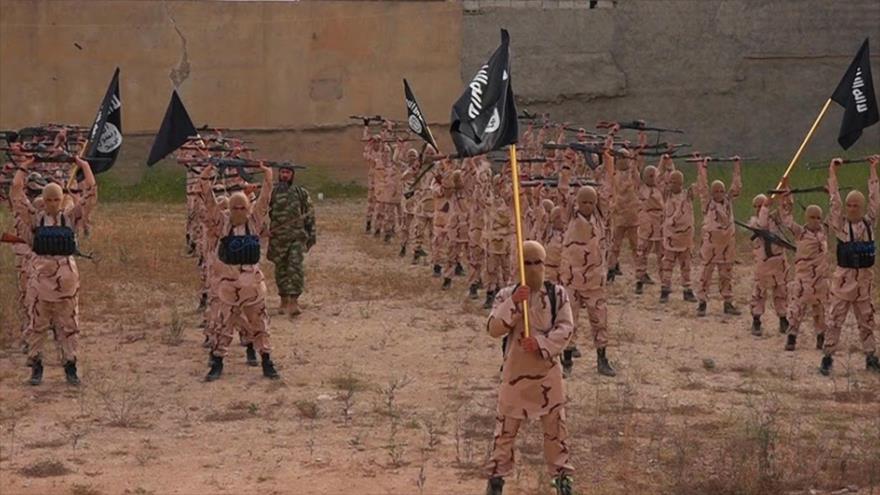 Miembros del EIIL alzan sus armas durante ejercicios en un campo de entrenamiento en la ciudad de Tal Afar, cerca de Mosul, capital de la provincia iraquí de Nínive (norte).