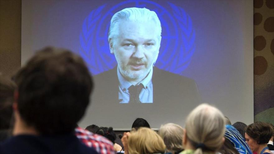 Julian Assange ofrece discurso en videoconferencia.