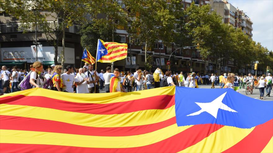Miles de ciudadanos se colocan en los tramos de la Via Lliure (en Barcelona) en un ambiente festivo, 11 de septiembre de 2015.