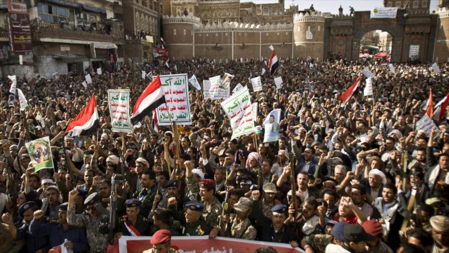 Yemeníes marchan contra los bombardeos saudíes en su territorio, 1 de abril de 2015.