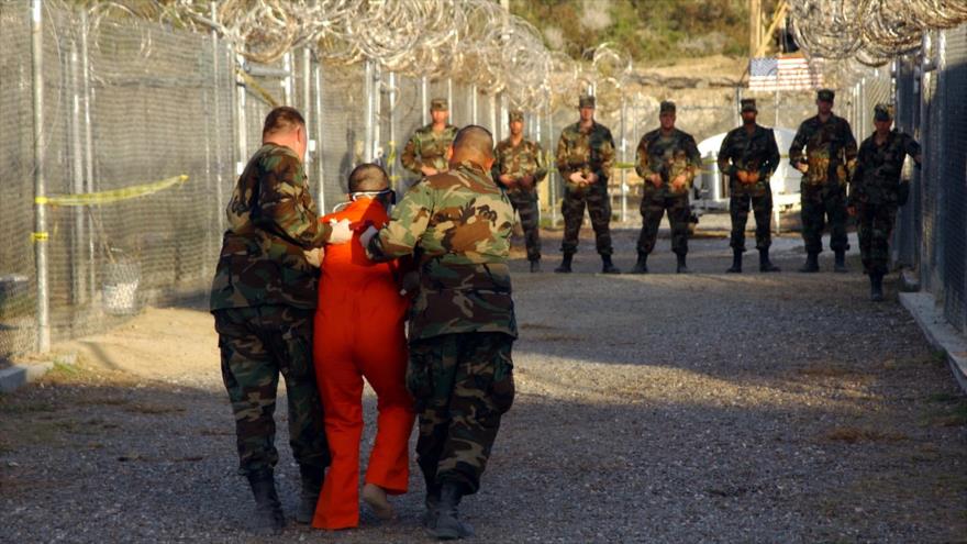 Trasladan a un preso en la prisión de Guantánamo.
